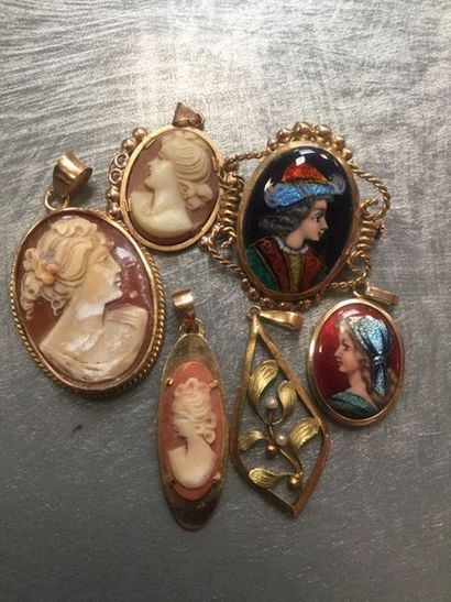 Pendentif or à décor de fleur (à vérifier)...