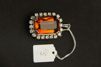 Pendentif en or gris 18K (750/oo) orné d'une...