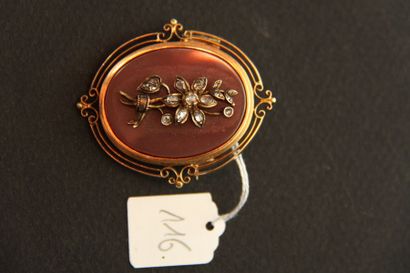 Broche ovale en or jaune 18K (750/oo) sertie...
