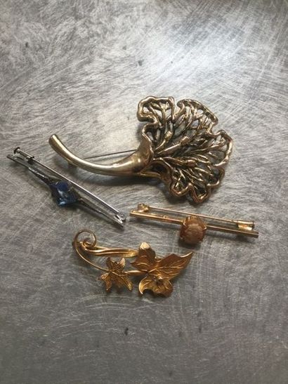Deux broches plaqué or +2 broches fantai...