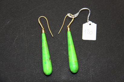 Paire de pendants d'oreilles formés de gouttes...