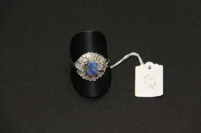 Bague en platine (900/oo) centrée d'un cabochon...