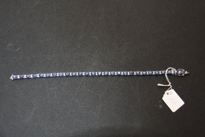 Bracelet ligne en or gris 18K (750/oo) serti...