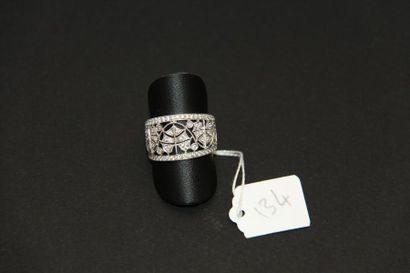 Anneau en or gris 18K (750/oo) à décor ajouré...