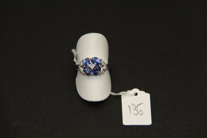 Bague fleur en or gris 18K (750/oo) ornée...