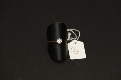 Bague solitaire en or jaune 18K (750/oo)...