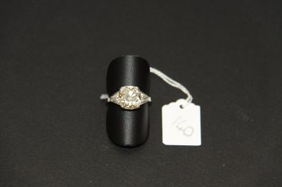 Bague en platine (850/oo) centrée d'un diamant...