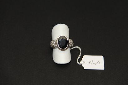 Bague jonc en or gris 18K (750/oo) ornée...