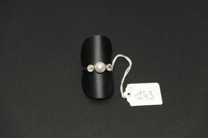 Bague en or gris 18K (750/oo) centrée d'une...