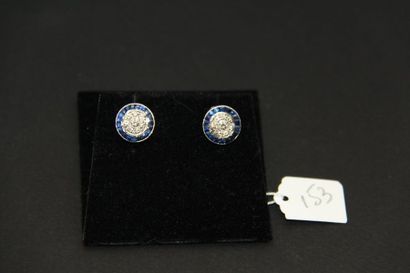 Paire de boutons d'oreilles ronds en or gris...