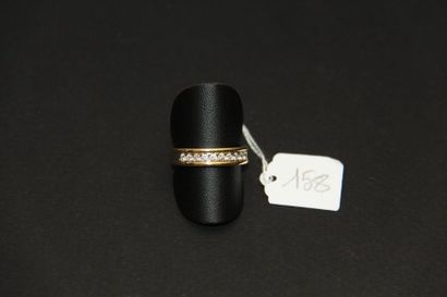 Demi alliance en or jaune 18K (750/oo) ornée...