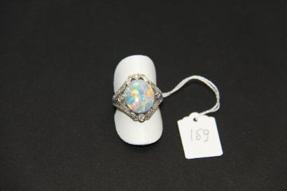 Bague en platine (900/oo) centrée d'un plaque...