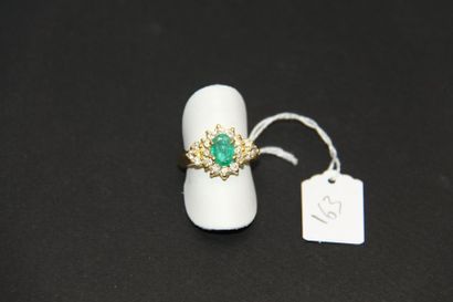 Bague en or jaune 18K (750/oo) centrée d'une...