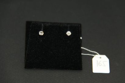 Paire de clous d'oreilles en or gris 18K...