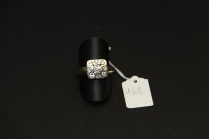 Bague en or jaune 18K (750/oo), le plateau...