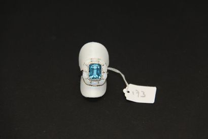 Bague en or gris 18K (750/oo), le plateau...