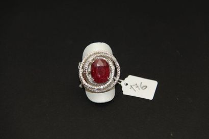 Bague en or gris 18K (750/oo) centrée d'un...