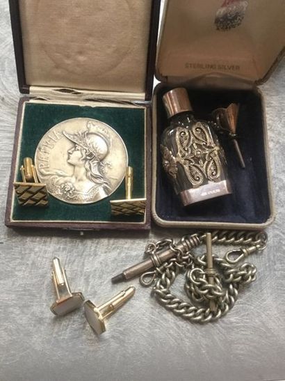 Lot de bijoux fantaisies (bagues, boutons...