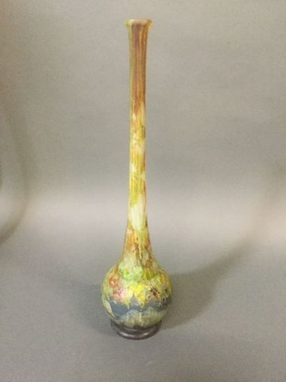 Daum, vase grand soliflore aux baies de sureau,...