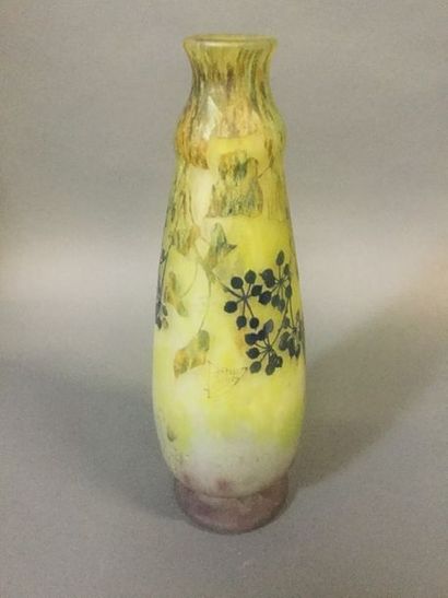 Daum, vase aux baies de lierre, ht. 43cm