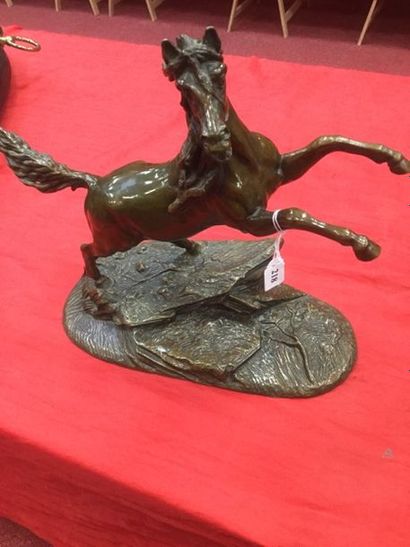 Cheval arabe, bronze à patine brune sur sa...