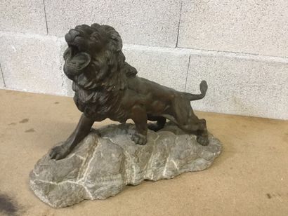 ANDREY Lion rugissant sur socle en pierr...