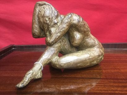 Bronze, femme assise et prostrée