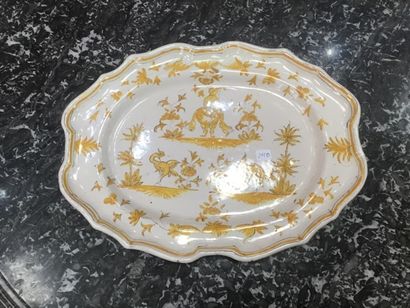 Moustier plat à décor de grotesque, l. 4...
