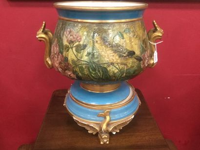 SEVRES, Soupière à décor de fleurs et d'oiseaux...