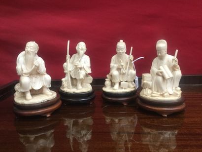 Lot de quatre sages en ivoire Ht 13 cm