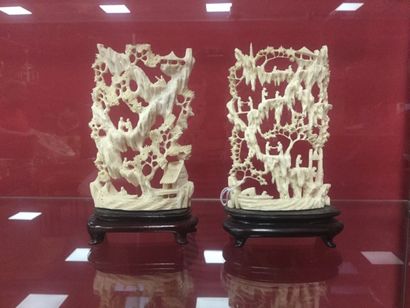 Ivoire : deux arbres de vie sculptés en bas...
