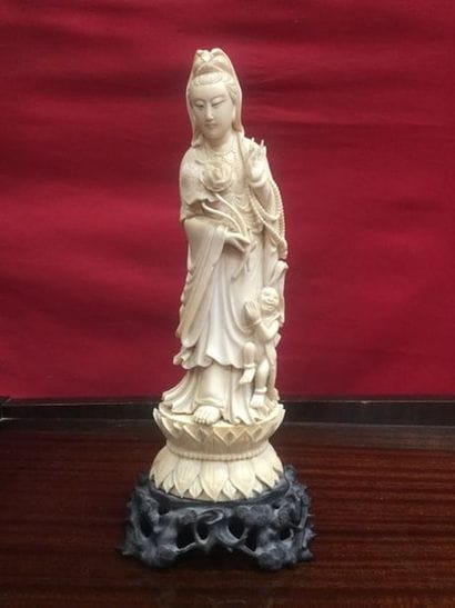 Femme au lotus en ivoire, ht. 26cm