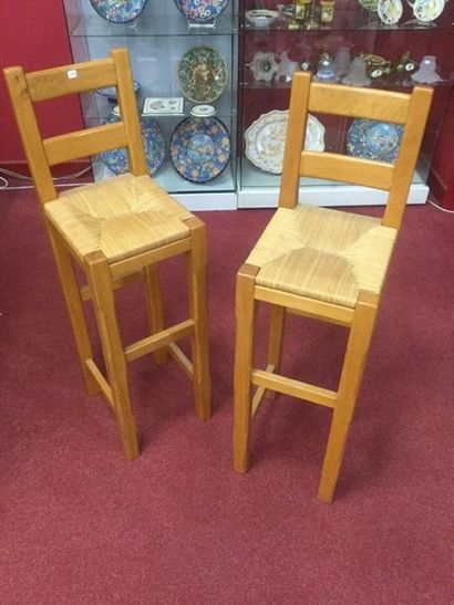 Deux chaises de bar en bois, assise pail...