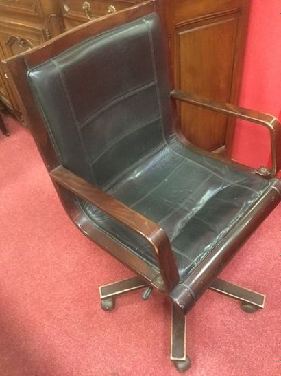 Fauteuil en bois et cuir sur roulettes