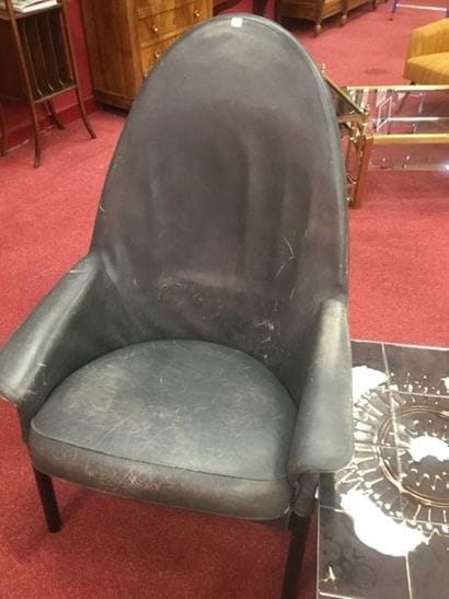 Deux fauteuils en cuir
