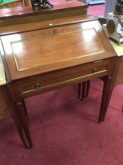 Bureau secrétaire dos d'âne, ouvrant par...