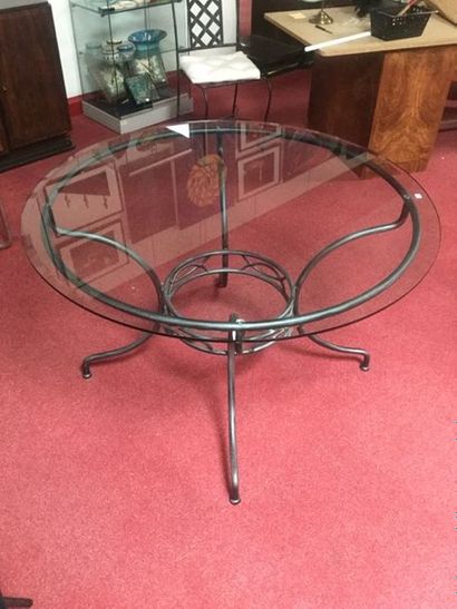 Table en fer forgé avec plateau en verre