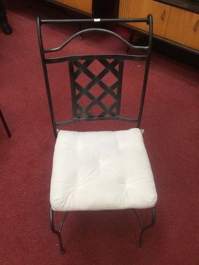 Quatre chaises en fer forgé avec coussin...