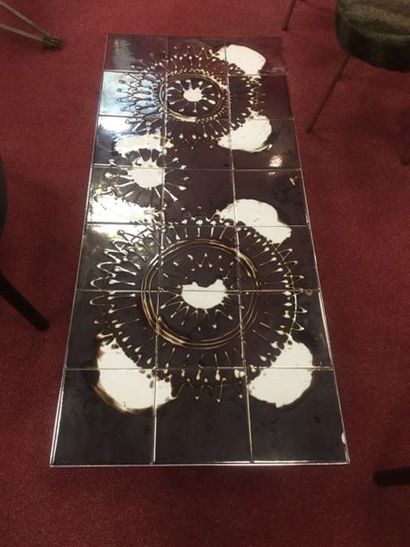 Table années 70, pieds métal dessus carrelage...