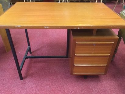 Bureau moderne ouvrant par trois tiroirs...