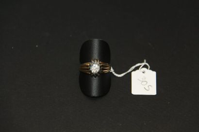 Bague en or jaune 18K (750/oo) à décor ajouré...