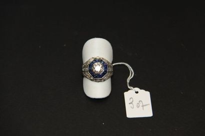 Bague dôme en or gris 18K (750/oo) à décor...