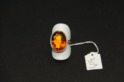 Bague en or jaune 18K (750/oo) ornée d'une...