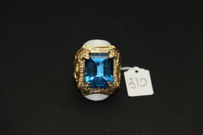 Bague en or jaune 18K (750/oo) ornée d'une...