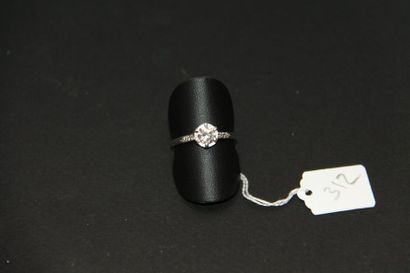 Bague solitaire en or gris 18K (750/oo) ornée...
