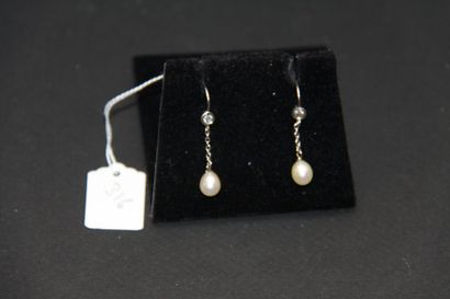 Paire de pendants d'oreilles en or gris 18K...