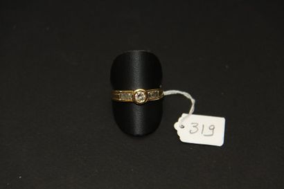 Bague Jonc en or jaune 18K (750/oo) ornée...