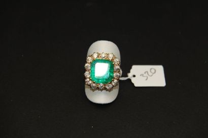 Bague en or jaune 14K (585/oo) centrée d'une...