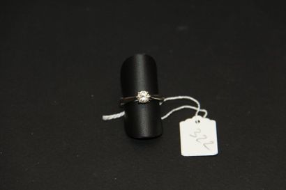 Bague solitaire en platine (850/oo) sertie...
