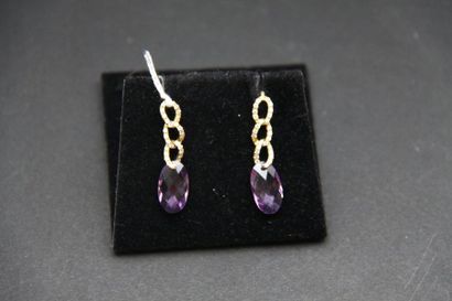 Paire de pendants d'oreilles en or jaune...